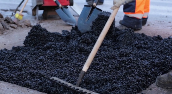 Asphalt pavement repair cold patch material